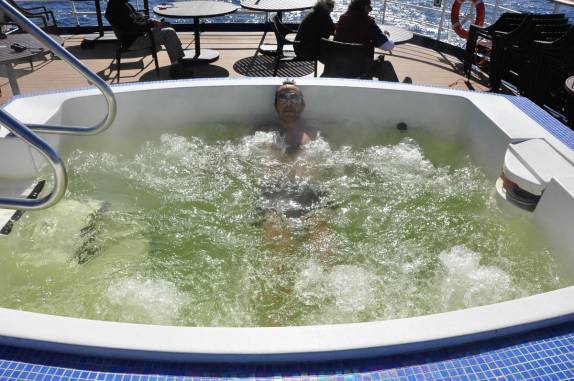 Aproveitando as águas quentes da jacuzzi do Sea Spirit, enquanto a temperatura fica cada vez mais fria no trecho entre Buenos Aires e as Ilhas Malvinas